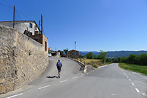 Abandonem la carretera i entrem al veïnat del Roser.