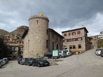 Entrada al poble de Castellar de n´Hug amb la Casa de la Vila.