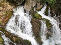 L´aigua surt de la roca calcària amb força.