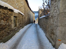 Primers passos pels carrers estrets de Dorres.