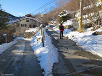 Sortim de Dorres pel carrer de la dreta.