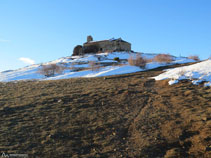 Santa Maria de Bell-lloc, a la part alta del turó.