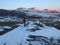 El camí "Chemin du Chalet" va a parar a la carretera que puja a Bell-lloc.