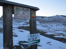 Panell situat a la cruïlla amb la carretera. Al fons a la dreta, església de Bell-lloc, d´on venim.