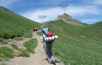 Des del refugi es veu el camí que passa per una tarterai, després, puja suaument pel vessant de la muntanya fins al coll de Suzon.