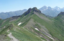 Des del coll de Souzon, si mirem enrere, podem observar el pic Saoubiste. Al fons, el pic Palas i el Balaitús.