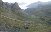 Confortable bivac als peus del Midi. Al davant i al fons, l´inconfusible mar de núvols de la vall francesa.