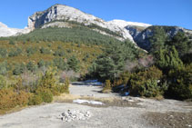 Caminem per una zona plana i rocosa.