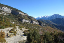 Baixem per entre algunes terrasses naturals que fa la muntanya.