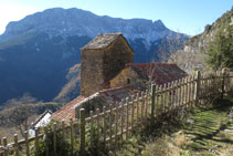 Arribant a Revilla: l´església en primer terme i la muntanya del Castillo Mayor (2.014m) al fons.