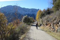 Des de Revilla, fem uns 300m per la carretera (pista asfaltada) fins arribar a la corba on hem començat la ruta.