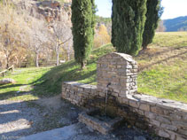 Molta gent ve fins a la Font de la Figuereta per agafar aigua.