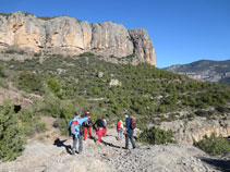 Baixant cap al barranc d´Ansal per creuar-lo i seguir paral·lels a les parets.