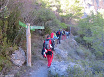 Cruïlla senyalitzada, seguim recte cap a l´entrada del barranc.