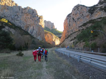 Caminem pel costat de la N-260 fins al túnel.