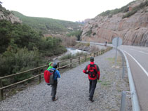 Caminem uns metres pel costat de la carretera N-260.