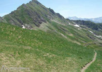 La ruta segueix el barranc de Clavera per després, a uns 2.000m girar a l´E, per arribar al llac de Clavera.