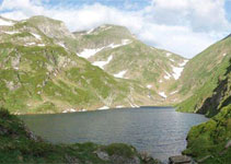 Panoràmica de l´estany Long amb el port de Barlonguèra al fons.