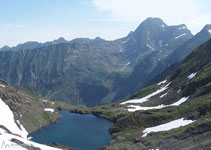 Petit llac amb el Mont Valier al fons.