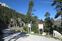 Comencem a caminar per una pista ampla i còmoda.