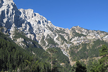 Al fons a la dreta, el coll del Verdet, un balcó privilegiat de la cara N del Pedraforca.