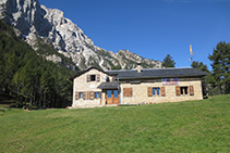 Refugi Lluís Estasen a la cara N del massís del Pedraforca, una bona base per a emprendre moltes excursions i escalades.