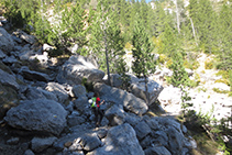 El camí creua algunes canals amb grans blocs de roca.