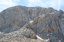 Cada cop estem més a prop de la base de la muralla N del Pedraforca.