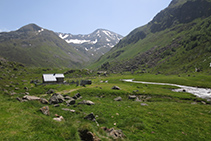 En primer terme, la cabana de les Peires; al fons, el pic de Fontargent (2.618m) i el pic d’Anrodat (2.730m).