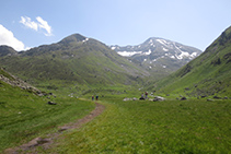 L’excursió comença resseguint un terreny pla i còmode.