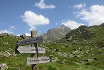 Senyalització de fusta. Nosaltres agafem el camí de l´esquerra, cap al refugi de Rulhe.