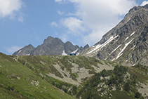 Arribem a un punt on ja podem veure el refugi de Rulhe amb el pic de la Forcada com a teló de fons.