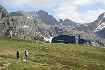 El refugi de Rulhe amb el pic i el Cilindre d’Escobes al fons.