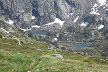 Des del refugi podem veure, al fons de la vall, l’Estanyol i l’Estanyol Petit.