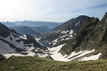 Vista de l´estany d’Alba i el pic d’Alba (2.764m).