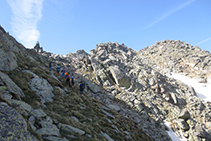 Ascendint cap a la cresta amb el peculiar sortint rocós al capdamunt.