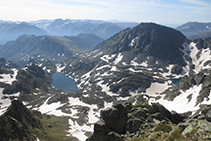 Vistes de l’estany i el pic d’Alba des de la Punta Sud del pic de Rulhe.