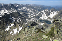 La cresta sud per on baixem és afilada i una mica aèria però no és tècnicament difícil.