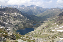 A la nostra dreta, admirem la vall de l’Estanyol, per on haurem de baixar a continuació.