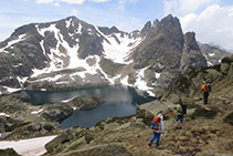 L’estany Negre de Juclar amb el pic Negre de Juclar (2.627m) i el pic de la Pala de Sobre l’Estany (2.626m).