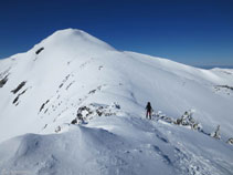 Baixant del pic de la Coumeille de l´Ours cap al coll, amb el Tarbésou imponent al fons.