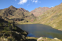 L´estany de Sotllo i, al fons, la silueta de la Pica d´Estats amb el pic Verdaguer i la Punta Gabarró.