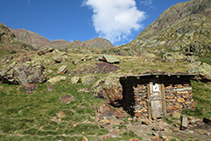 La cabana de Sotllo es troba entre l´estany homònim i l´estany d´Estats.