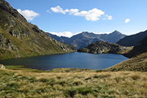 Perspectiva de l´estany de Sotllo des del seu extrem superior.