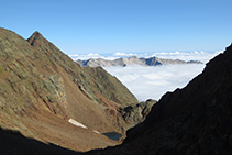 Vistes des del port de Sotllo cap al vessant francès (N) i la vall de la Cometa d´Estats.