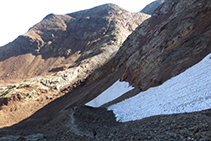 El corriol que agafem davalla pel llom descompost i arriba al fons del barranc secundari, deixant a la dreta les parets de roca del pic Verdaguer.