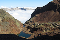 Baixant pel llom gaudim de vistes fantàstiques dels estanys de la Cometa d´Estats.