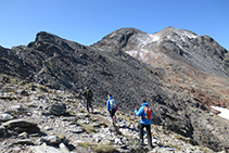 Des del coll de Riufred, agafem el corriol carener (SO).