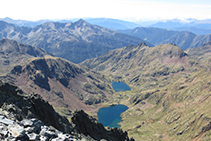 Observats des del cim de la Pica d´Estats, i com va dir el pioner del pirineïsme Henry Russell, els estanys d´Estats i Sotllo recorden dos preciosos ulls blaus. Més al S, també podem distingir-hi clarament la piràmide del Monteixo.