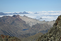 Cap a l´O, passem dels esquists metamòrfics al món del granit. Es veu clar el contrast entre els tons marronosos i el gris. En aquest cas, veiem el massís de Certascan, juntament amb l´estany de Certascan, que és l´estany natural més gran de tota la serralada pirinenca.